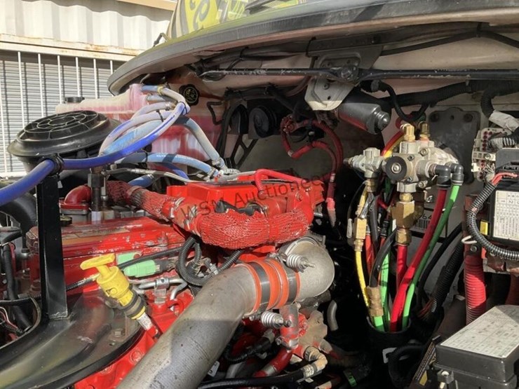 2012-freightliner-m2-106-image-19