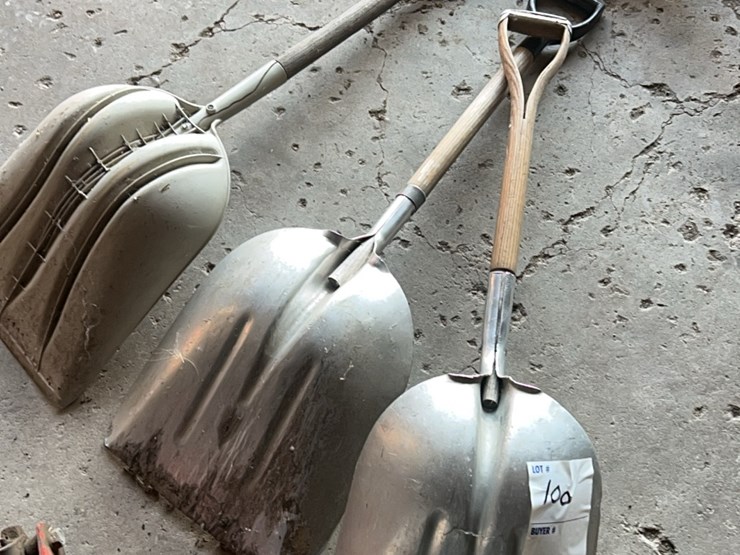 (3)-grain-shovels,-two-are-aluminum,-one-is-plastic-image-5