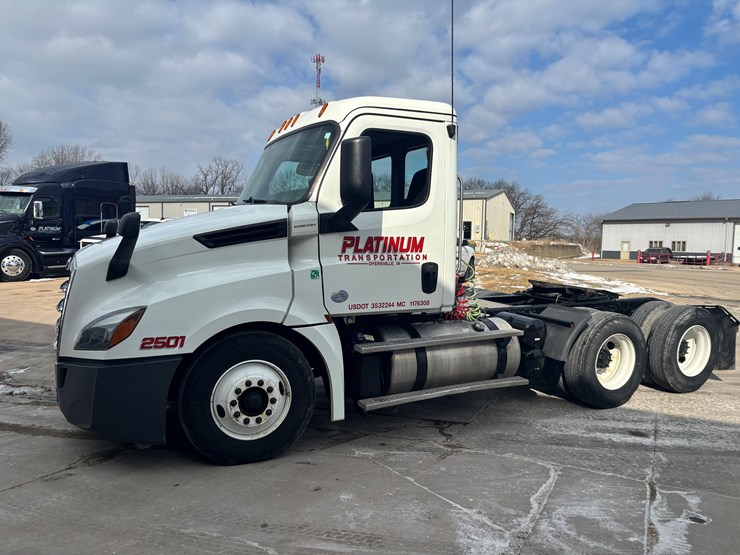 2018-freightliner-cascadia-126-image-1