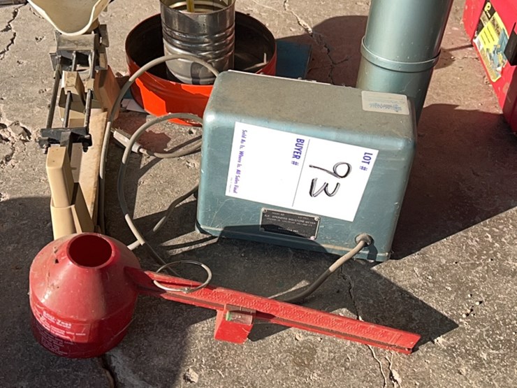 motompco-moisture-tester,-complete-unit-with-scales,-book,-cup,-thermometer-image-2