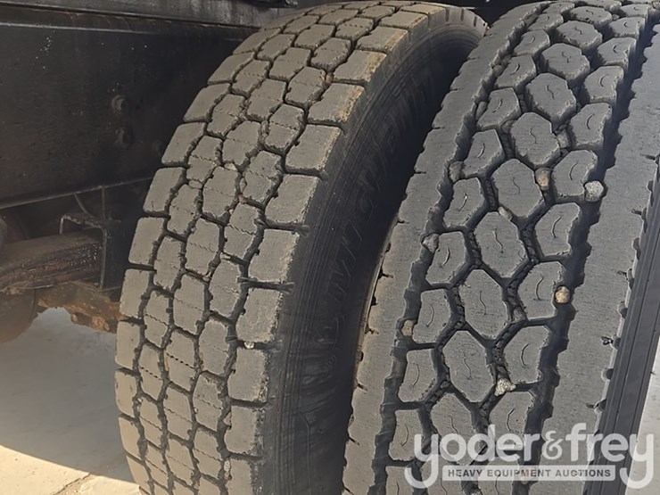 2020-freightliner-m2-106-image-12