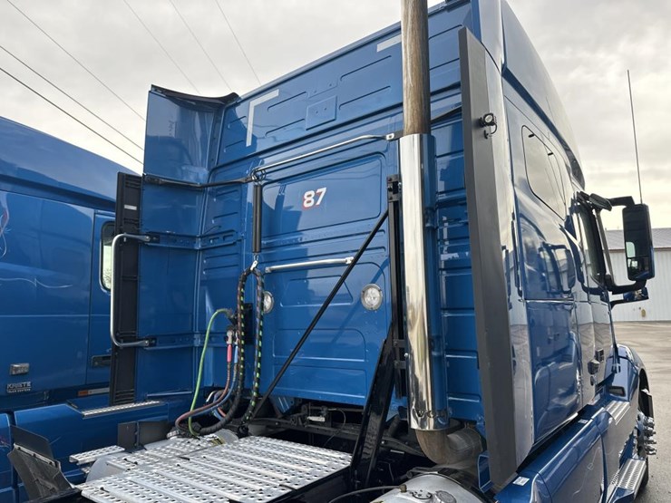 #2225-•-2024-volvo-vnl-sleeper-cab-semi-truck-tractor-image-19