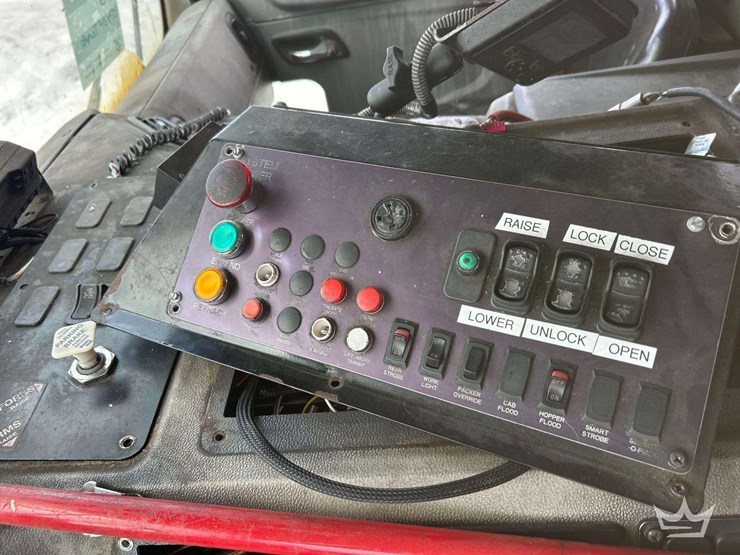 2017-peterbilt-320-image-16