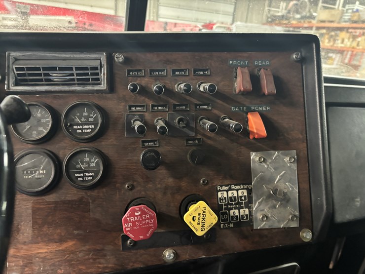 1987-peterbilt-379-image-37