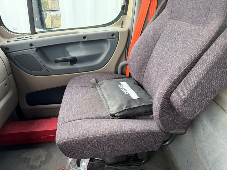 #40952-•-2016-freightliner-t/a-daycab-truck-tractor-3akjged50gshn2261-image-62