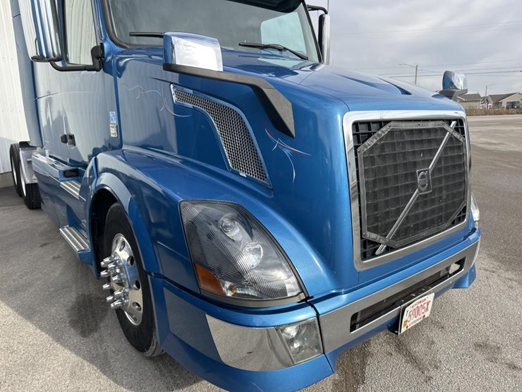 2012-volvo-10-image-22