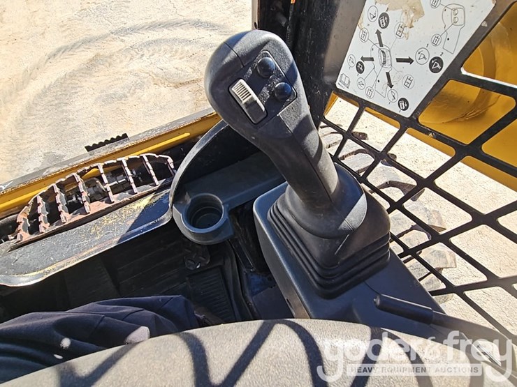 2021-caterpillar-226d3-image-46