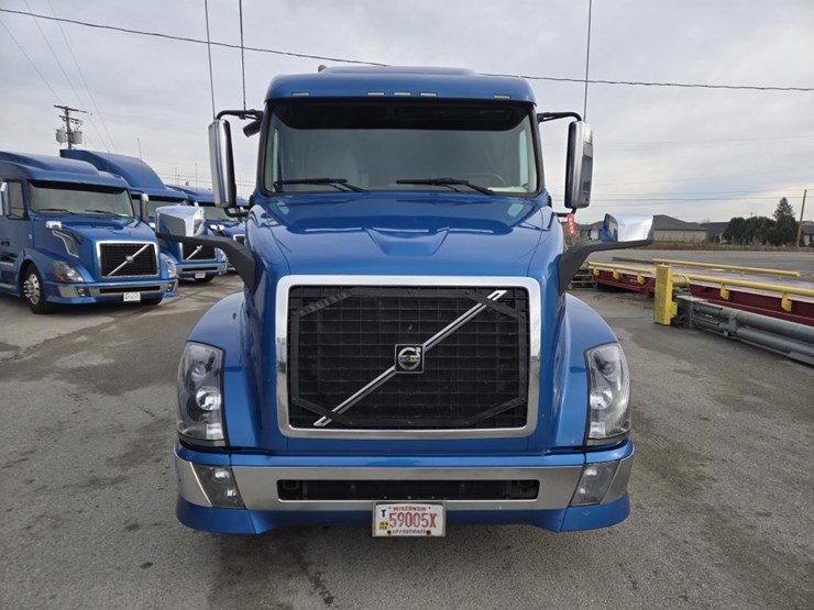 2012-volvo-10-image-8