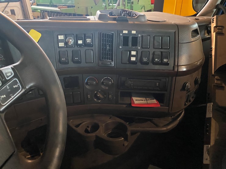 #310-•-2015-volvo-d13-tandem-axle-semi-rolled-over-(has-wi-title)-(algoma,-wi)-image-24