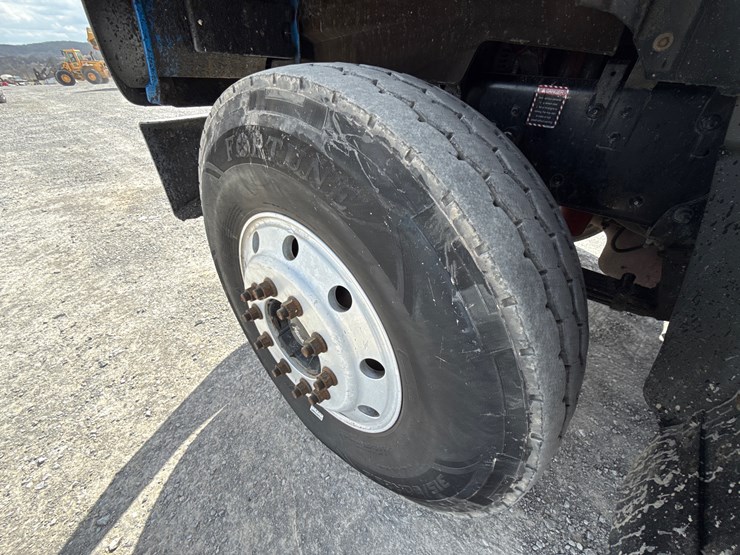 2017-mack-granite-gu713-image-12