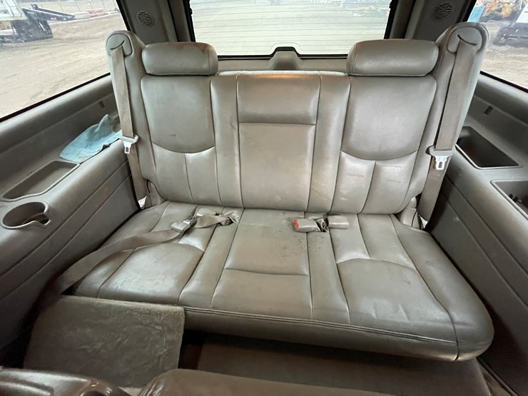 2006-chevrolet-suburban-image-21