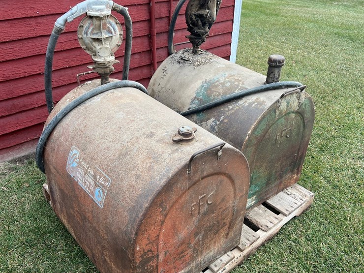 lot-39.-70-gallon-service-tank-with-hand-pump,-stored-inside.-(bid-is-for-the-red-tank)-image-5