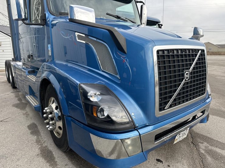 #2231-•-2016-volvo-vnl-sleeper-cab-semi-image-22
