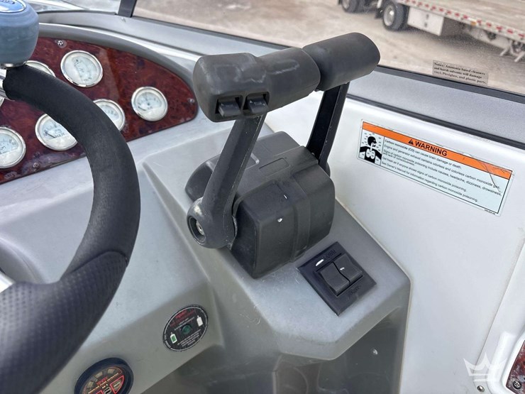 2007-regal-30-express-cruiser-boat-with-t/a-trailer-image-32