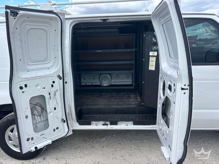 2014-ford-cargo-image-16