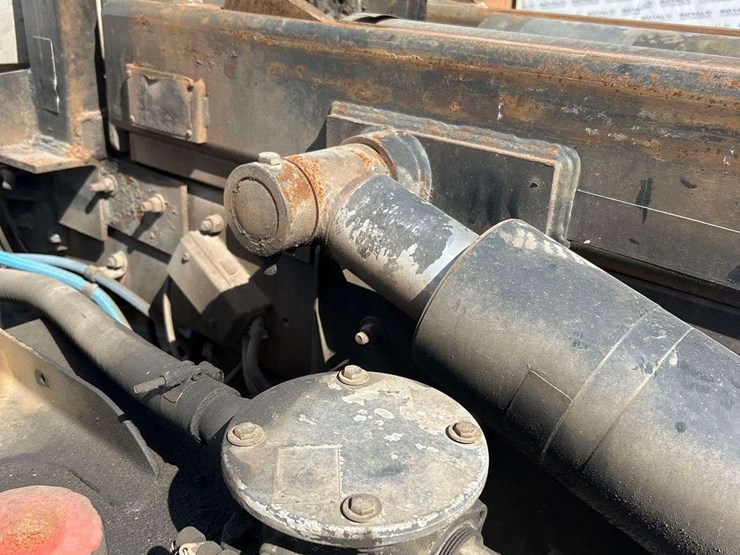 2001-mack-rd688s-image-23