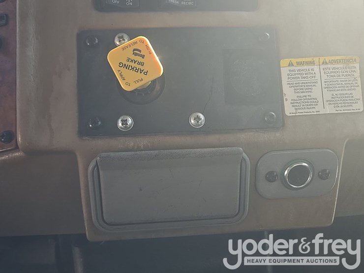 2009-peterbilt-335-image-63