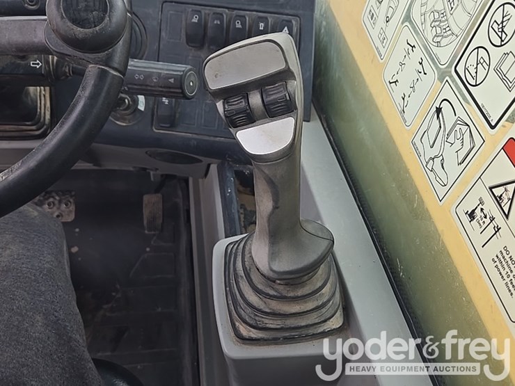 2018-caterpillar-tl1055d-image-64