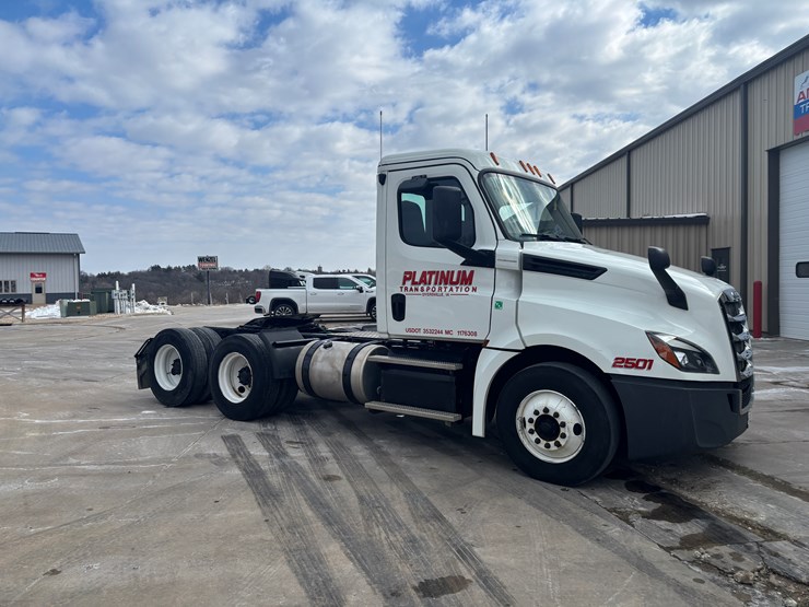 2018-freightliner-cascadia-126-image-5