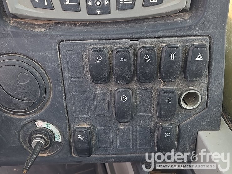 2018-caterpillar-tl1055d-image-66