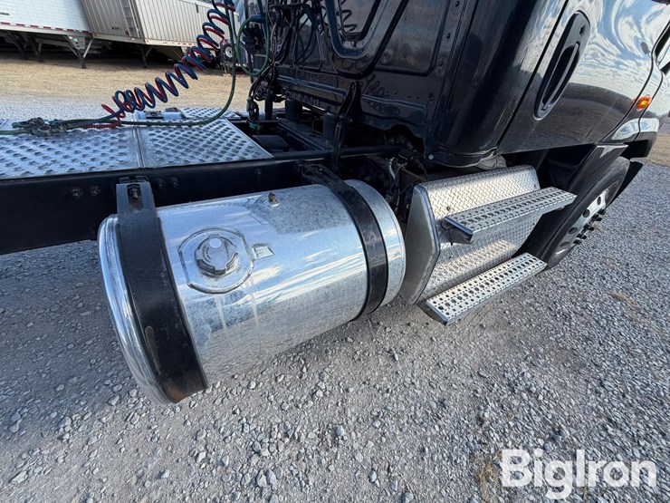 2015-freightliner-cascadia-125-image-16