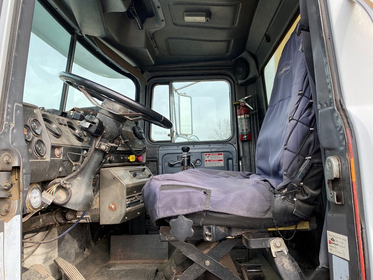 1999-mack-rd690s-image-57