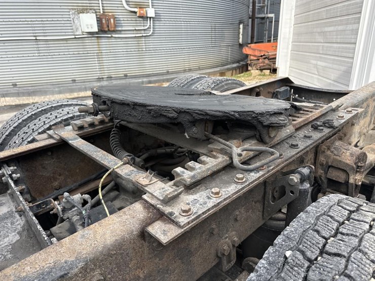 2001-volvo-10-image-26