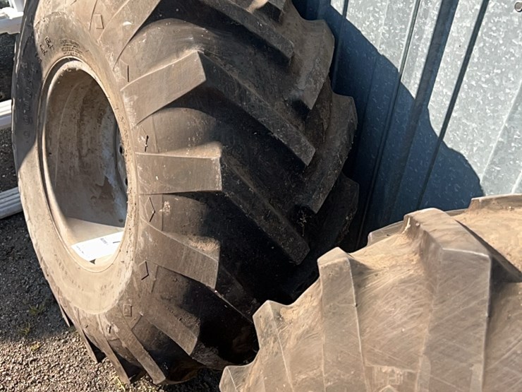 excellent-set-of-grip-tires,-size-is-16.5-l-–-16.1.--came-off-of-versatile-or-john-deere-self-propelled-swather,-always-been-stored-inside-image-8