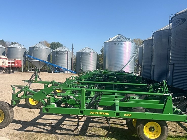 2022-john-deere-52-image-1