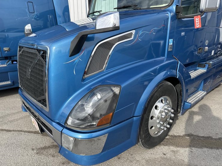 2012-volvo-10-image-9