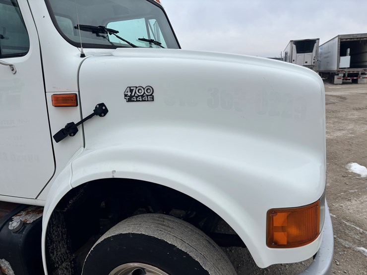 2002-international-4700-image-13