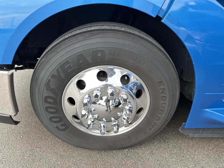 #2226-•-2024-volvo-vnl-sleeper-cab-semi-truck-tractor-image-53