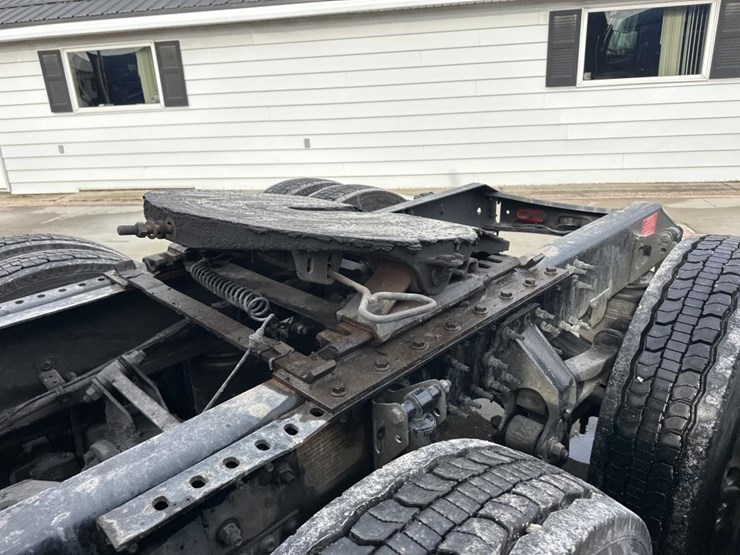 2020-volvo-10-image-23