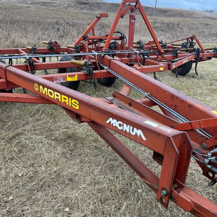 Lot 49. 1981 33’ Morris Magnum model CP 731 chisel plow w/3 bar harrows, well maintained unit, super clean and straight, check photos