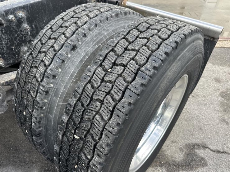 #2231-•-2016-volvo-vnl-sleeper-cab-semi-image-59