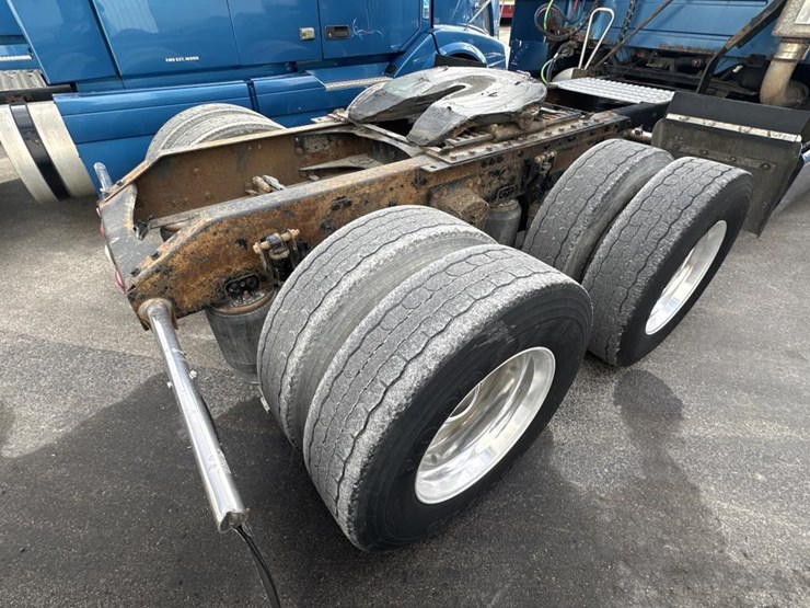 2003-volvo-10-image-16