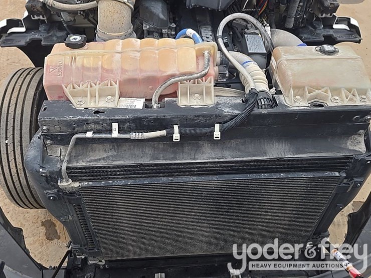 2019-peterbilt-579-image-29