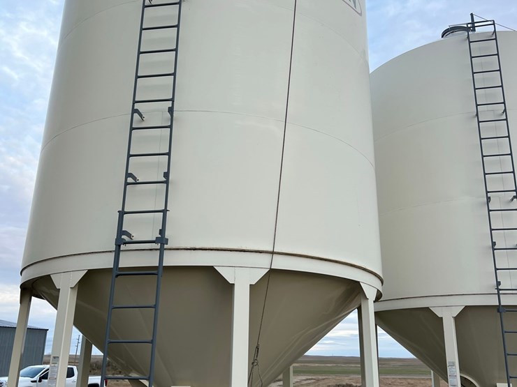 lot-45.-3,000-bu.-meridian-hopper-bin-image-9