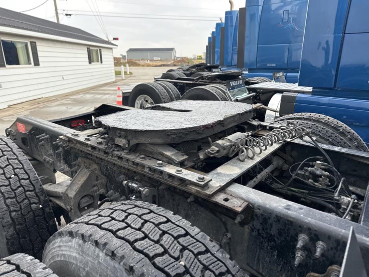 #2231-•-2016-volvo-vnl-sleeper-cab-semi-image-23