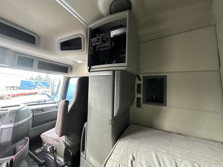 2020-volvo-10-image-51