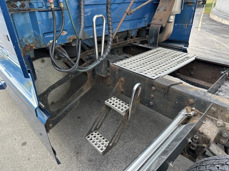 2001-volvo-10-image-13