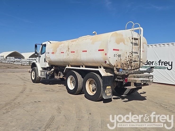 2017-freightliner-m2-106-image-3