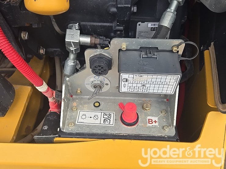 2018-caterpillar-tl1055d-image-47