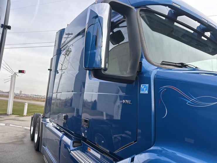 #2225-•-2024-volvo-vnl-sleeper-cab-semi-truck-tractor-image-23