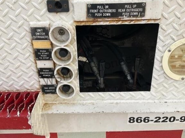 2012-freightliner-m2-106-image-12