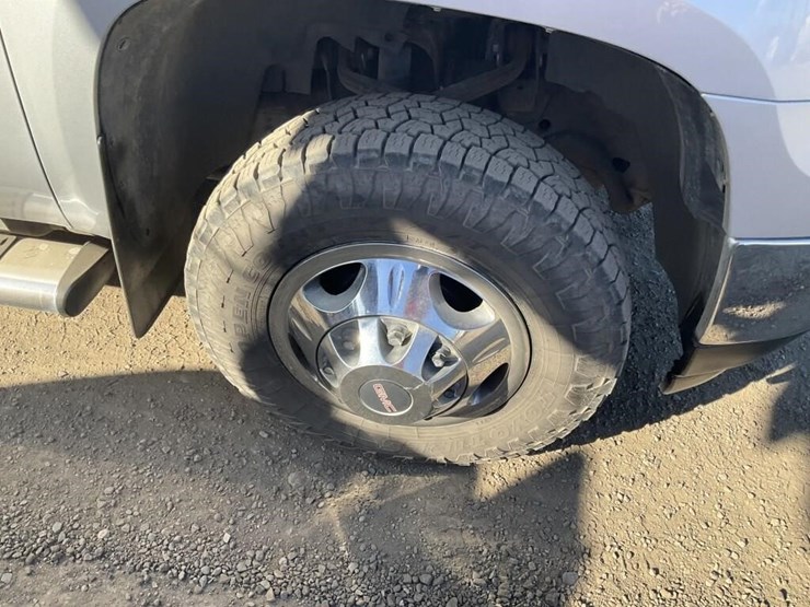 2011-gmc-3500-image-13