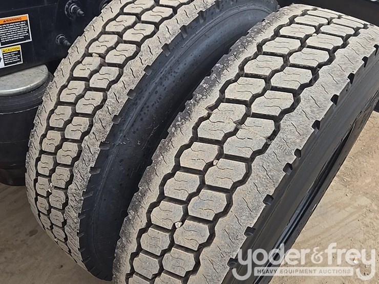 2019-peterbilt-579-image-17