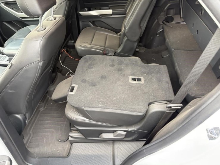 2021-ford-explorer-image-15