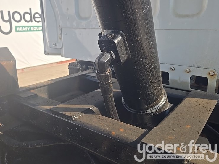 2020-freightliner-m2-106-image-25