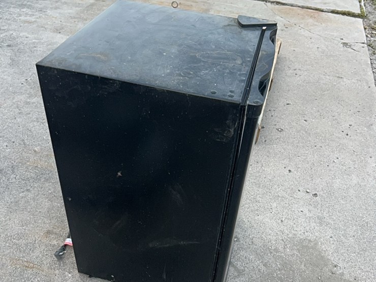 fridge-for-dorm-room,-dryer-shack,-shop,-etc.,-works-good-image-14